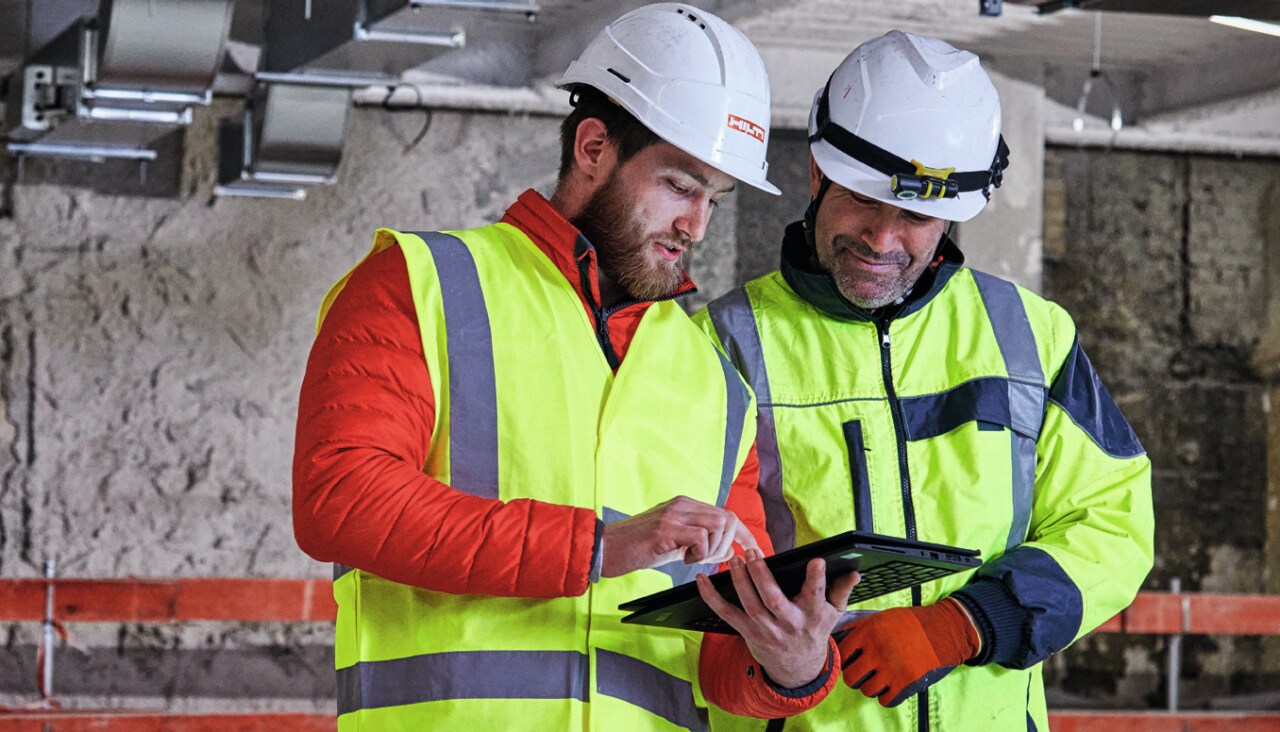 Hilti Verkaufsberater erklärt die Hilti Channel Calculator App einem Kunden