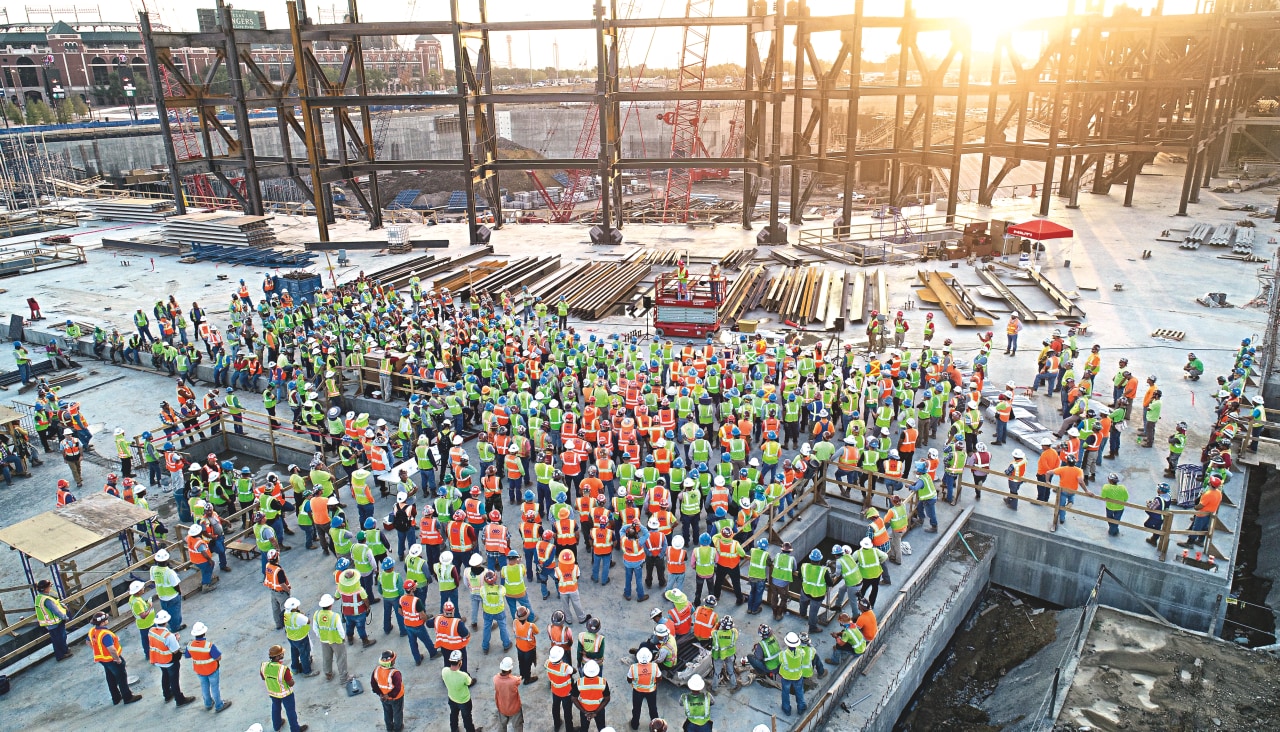 Shromáždění velkého množství stavebníků na stavbě