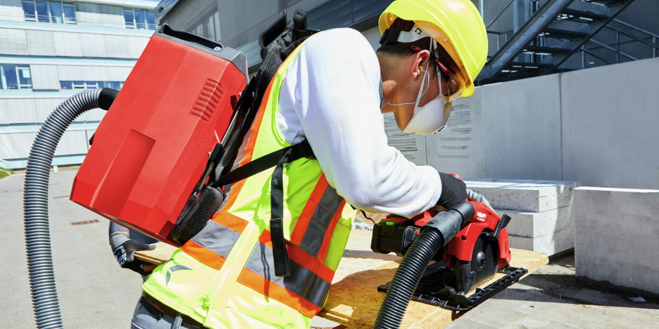 Řezání s pilou SC 4WL připojenou k vysavači