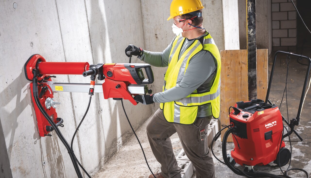 Vrtání jádrovou diamantovou vrtačkou s odsáváním