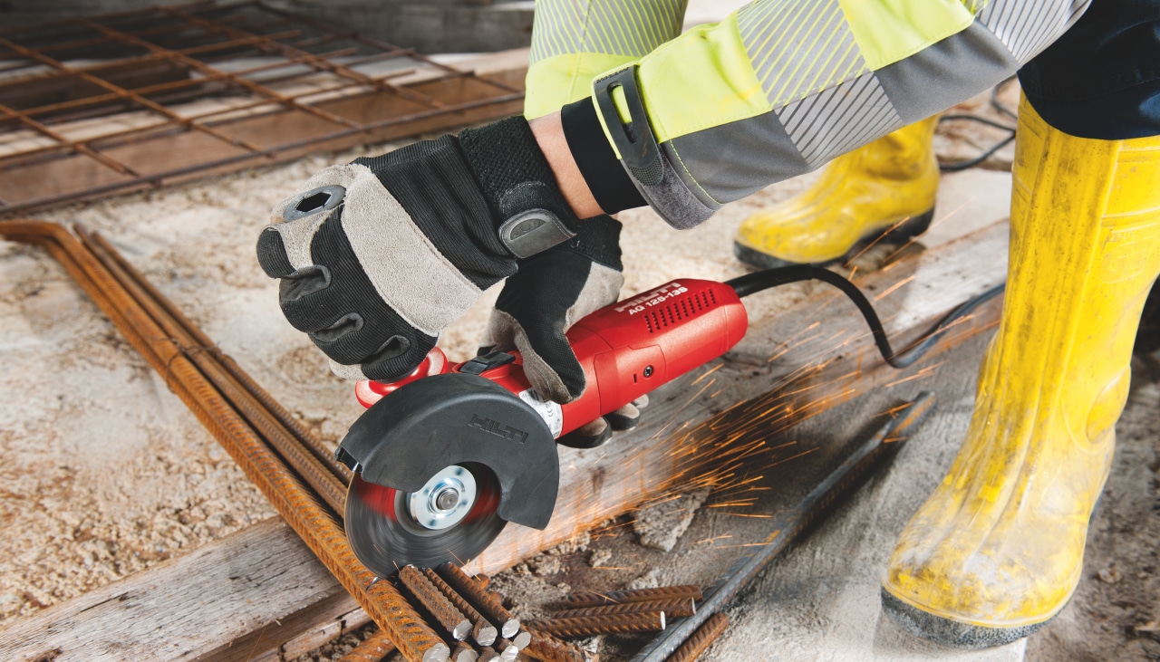 Řezání výztuže pomocí úhlové brusky