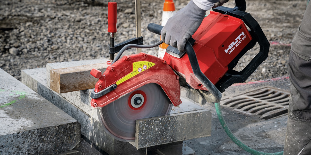 Řezání betonu pomocí akumulátorové pily
