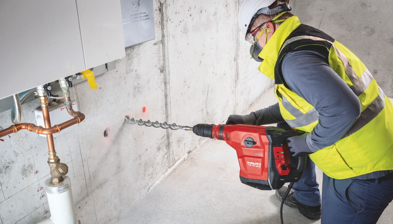 Vrtání do betonu pomocí kombinovaného kladiva