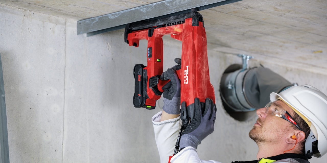 Kotvení do stropu pomocí akumulátorového vsazovacího přístroje BX 3