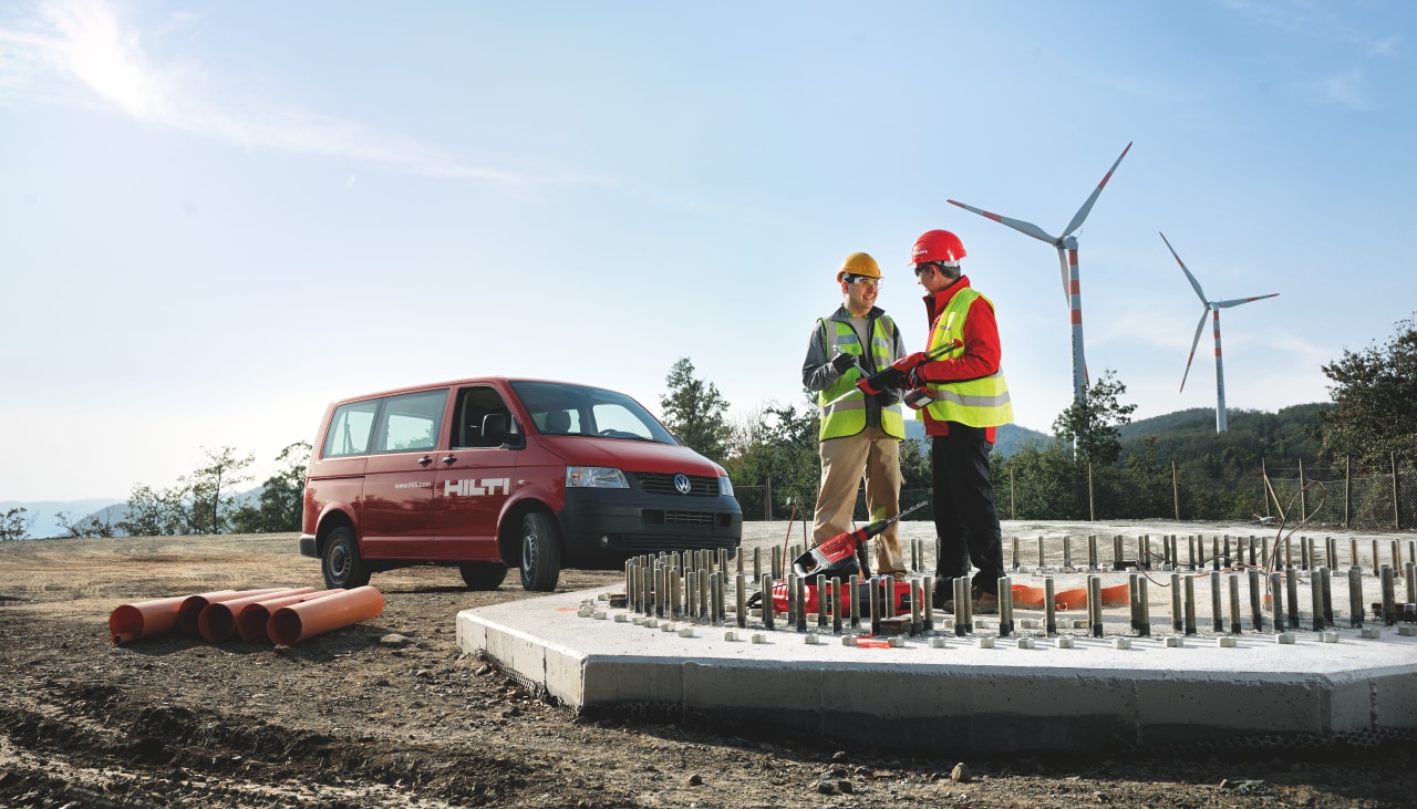obchodník Hilti předvádí stroj dodavateli na stavbě
