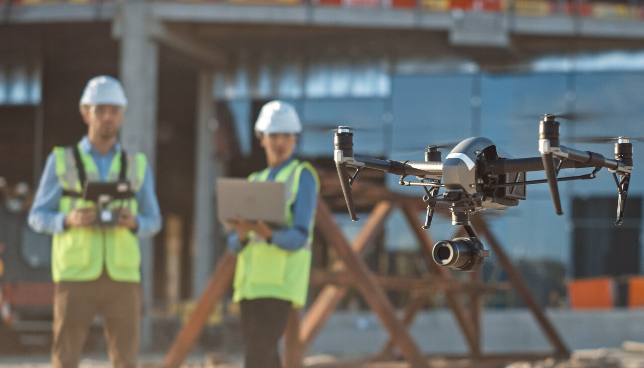 Dron pracujúci na stavbe