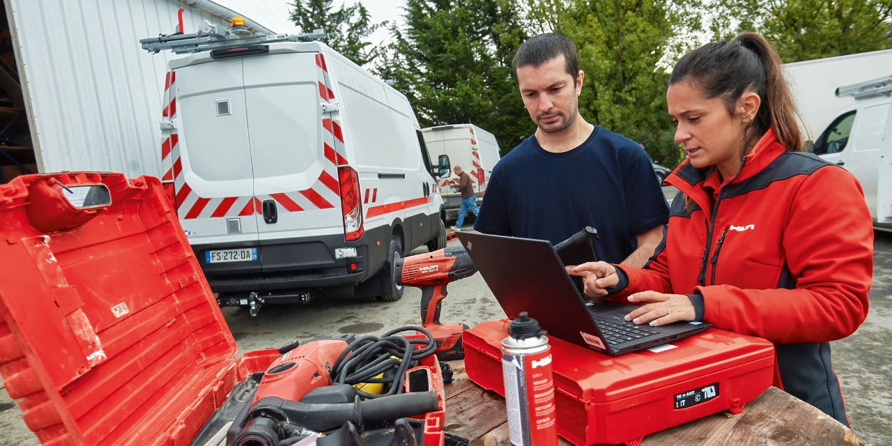 Hilti associate explaining the ON!Track solution to a client