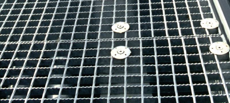 X-FCM-R rácsrögzítő tárcsa (rozsdamentes acél) Rozsdamentes acél rácsrögzítő tárcsa padlórácsok rögzítésére menetes szegekkel erősen korrozív környezetekben Alkalmazások 1