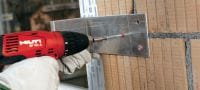 HRD-C műanyag tokrögzítő ék Előszerelt műanyag dübel (szénacél, süllyesztett fejű) csavarral betonhoz és falazathoz való rögzítéshez Alkalmazások 1
