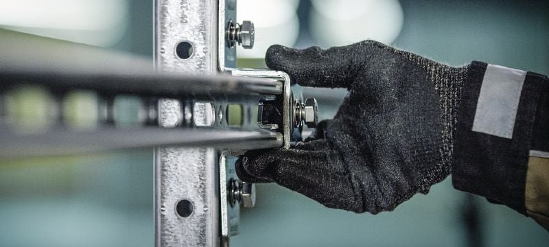 MT-CC-40/50 FL Előszerelt U-szerelvény Kapocs előszerelt gyorsrögzítő anyával és csavarral az MT támaszcsatorna keresztirányú csatlakozásaihoz Alkalmazások 1